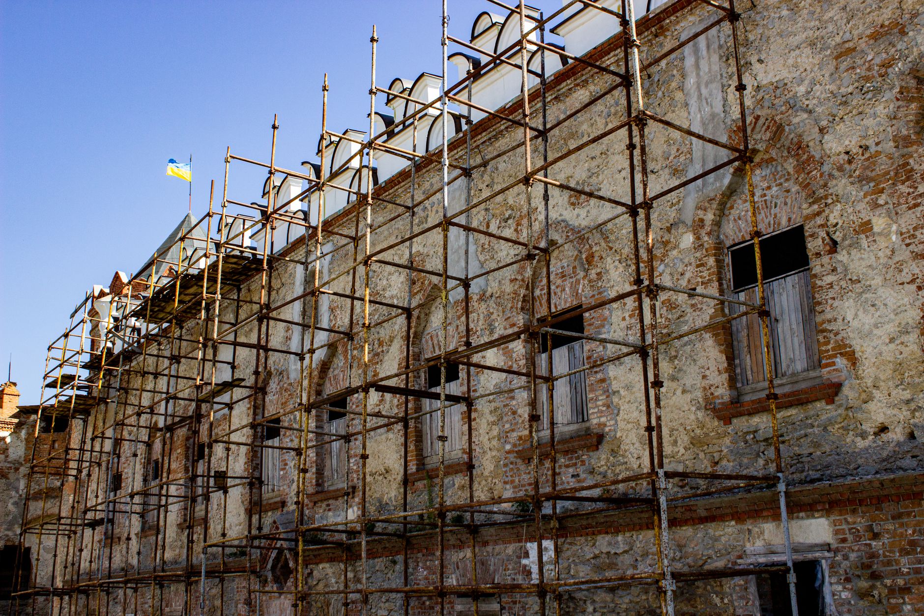 Stillads opstillet ved facade under renovering